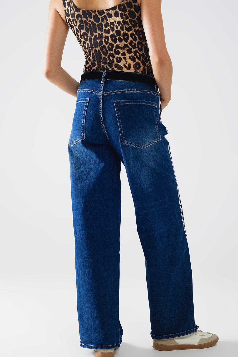 Jeans super a gamba larga con riga laterale