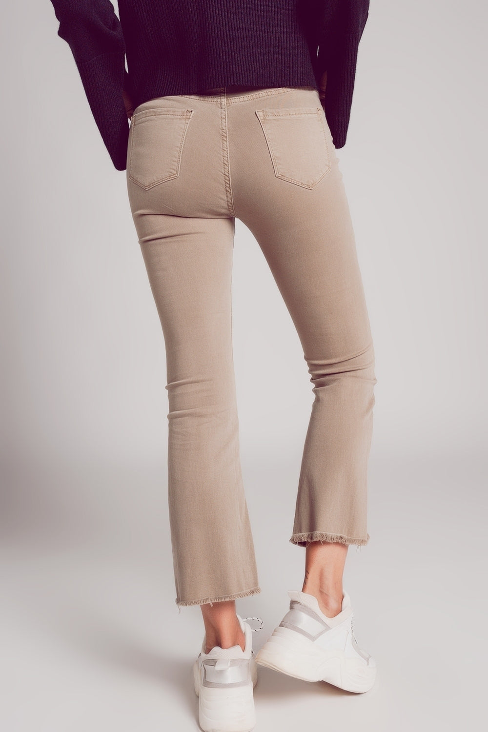 Jeans svasati con orlo a vivo in beige