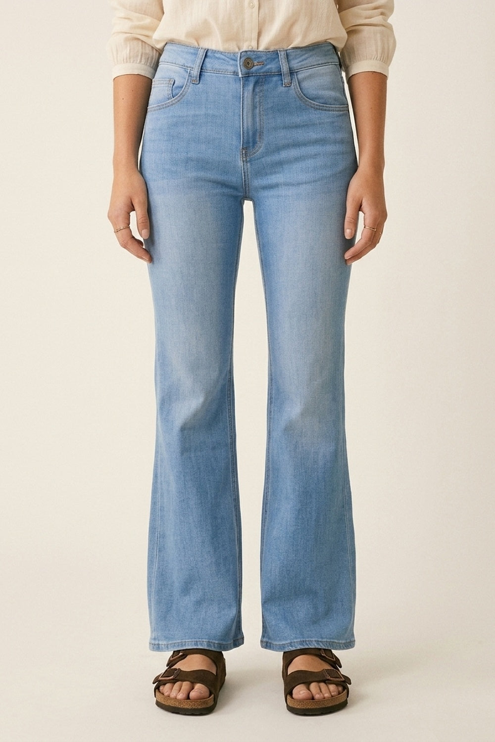 Q2 Jeans svasati elasticizzati a lavaggio chiaro