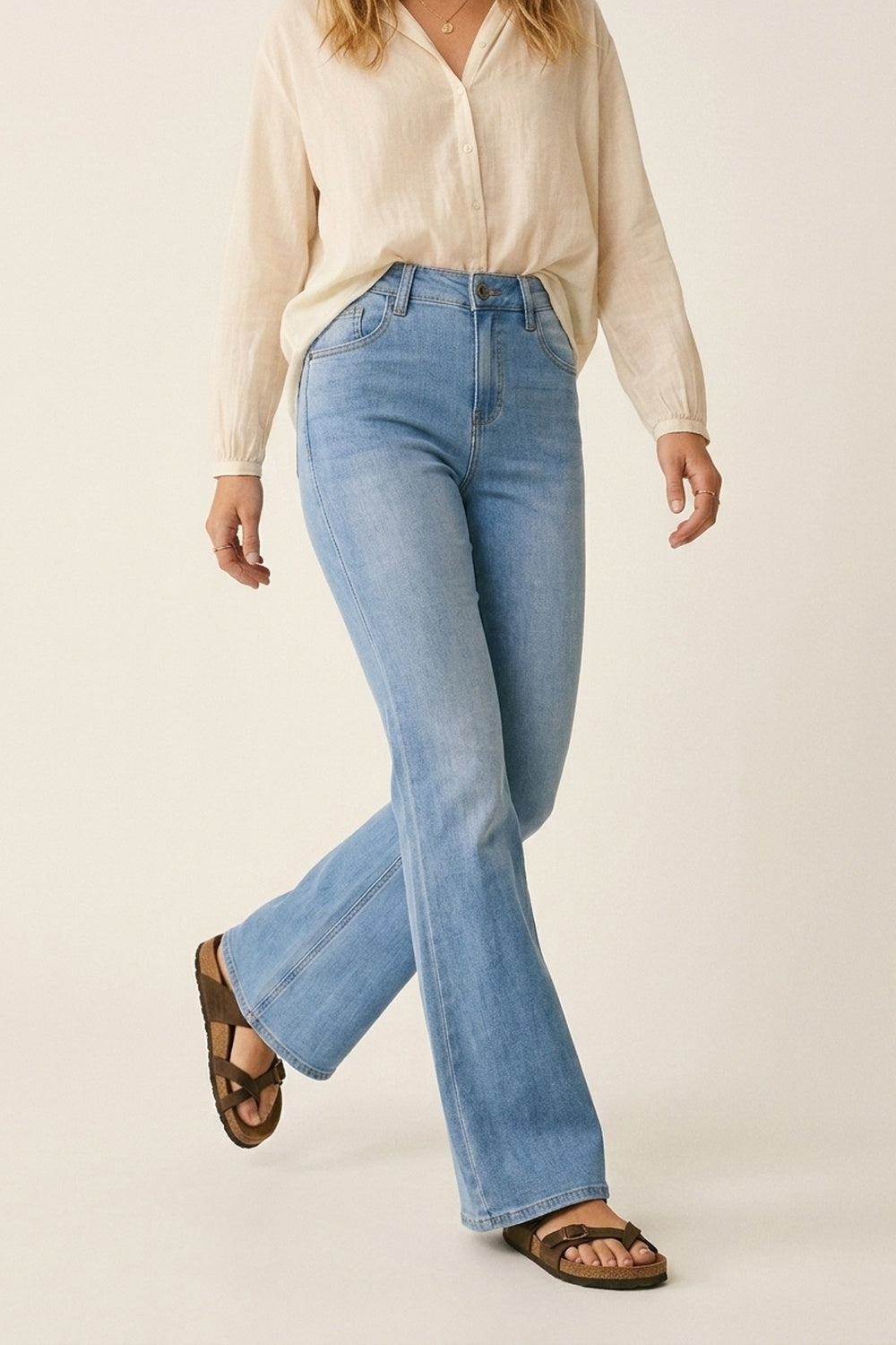 Jeans svasati elasticizzati a lavaggio chiaro