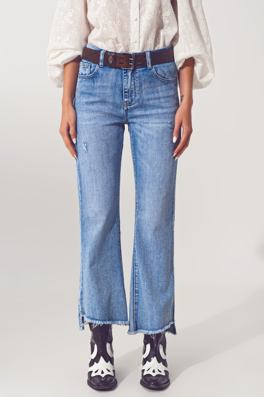 Q2 Jeans svasati in blu chiaro con orlo asimmetrico