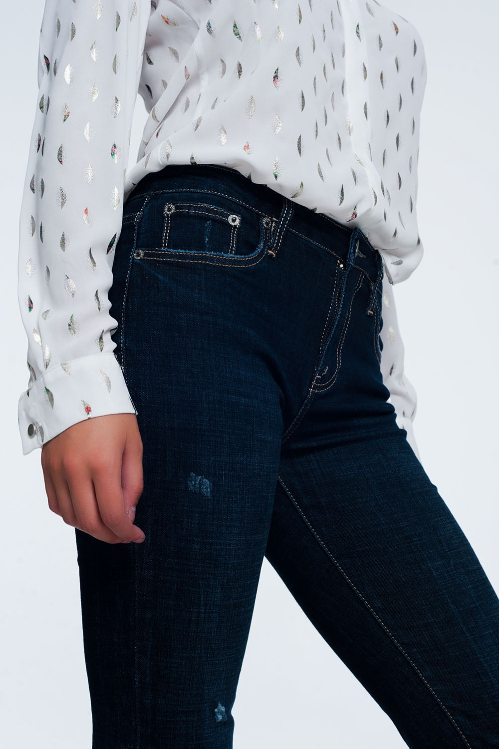 Jeans vita medio alta lavaggio blu acceso con fondo grezzo