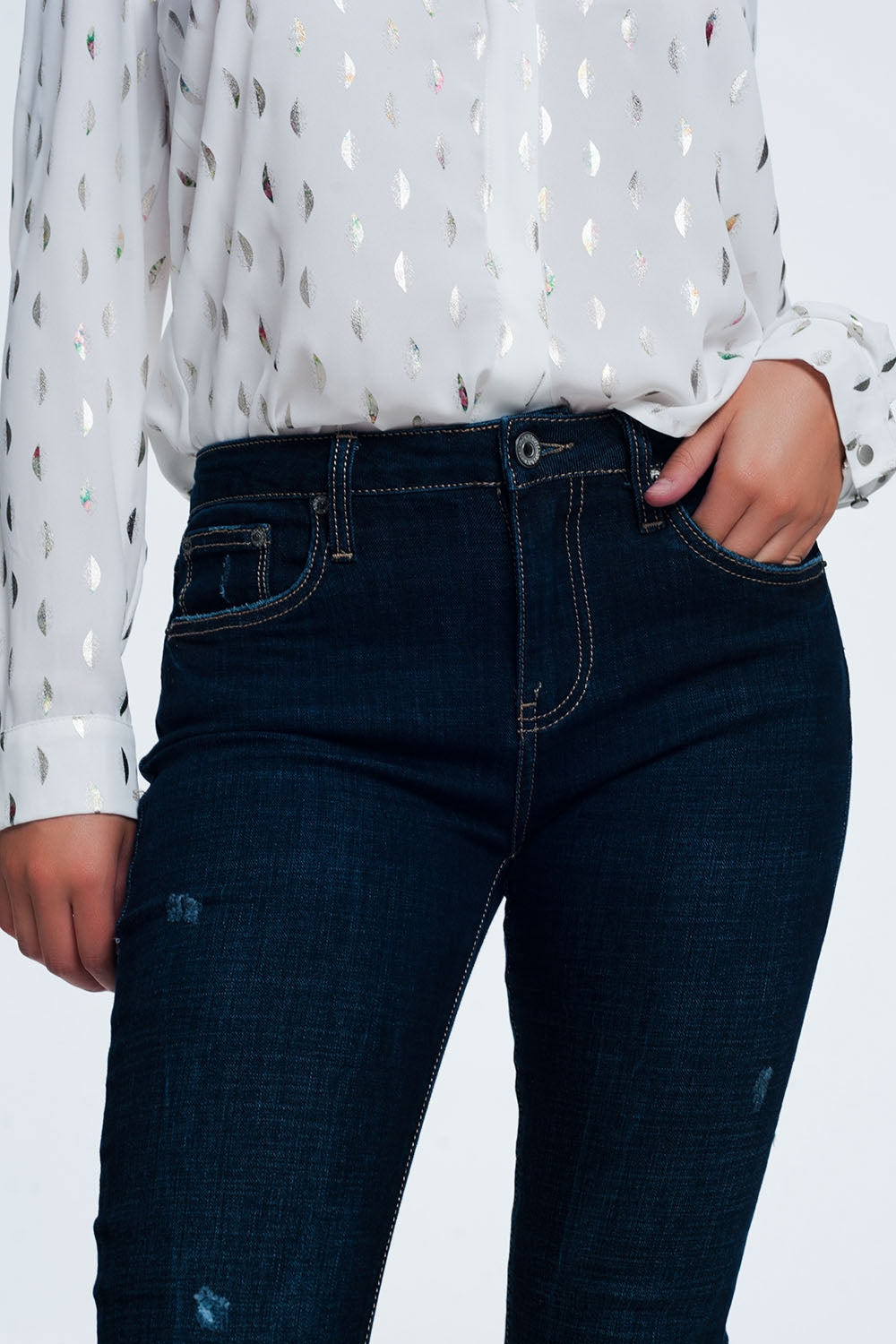 Jeans vita medio alta lavaggio blu acceso con fondo grezzo