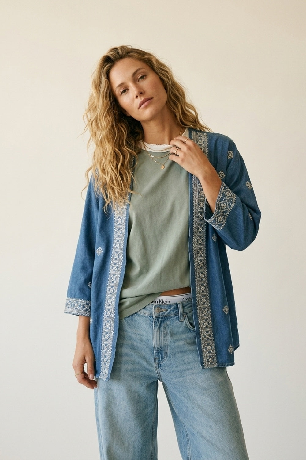 Q2 Kimono aperto ricamato blu con finiture bianche