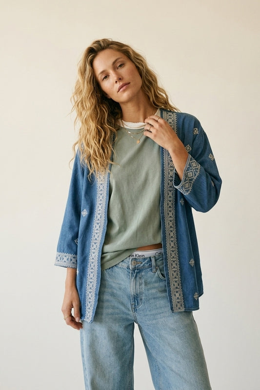 Q2 Kimono aperto ricamato blu con finiture bianche