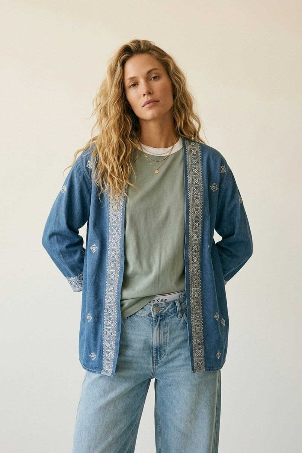 Kimono aperto ricamato blu con finiture bianche