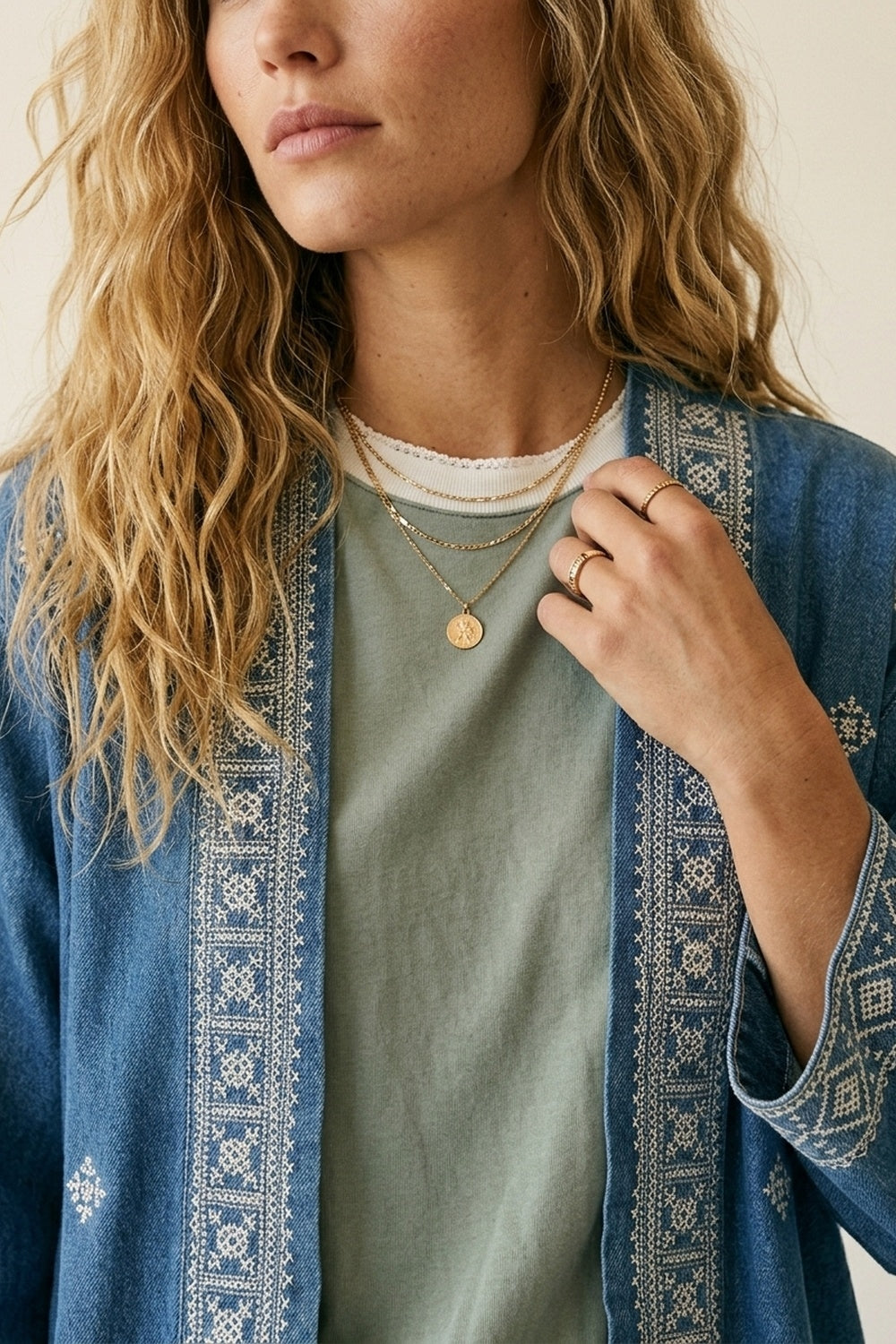 Kimono aperto ricamato blu con finiture bianche