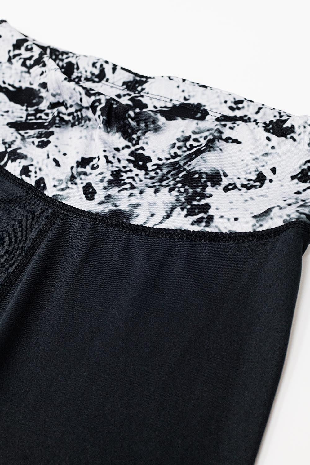 Leggings neri con orlo e fascia in vita stampati in marmo