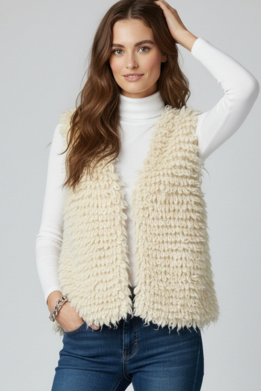 Lussuoso gilet con texture bianca a pelo lungo