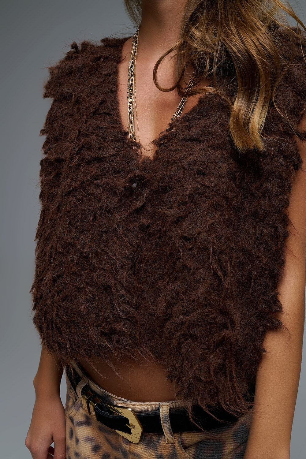 Lussuoso gilet con texture marrone a pelo lungo