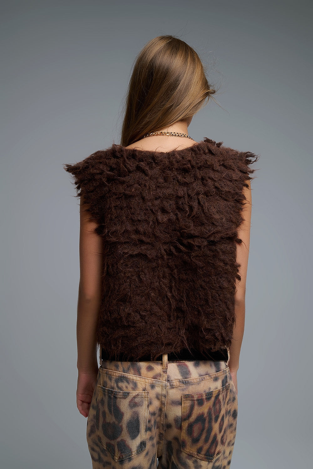 Lussuoso gilet con texture marrone a pelo lungo