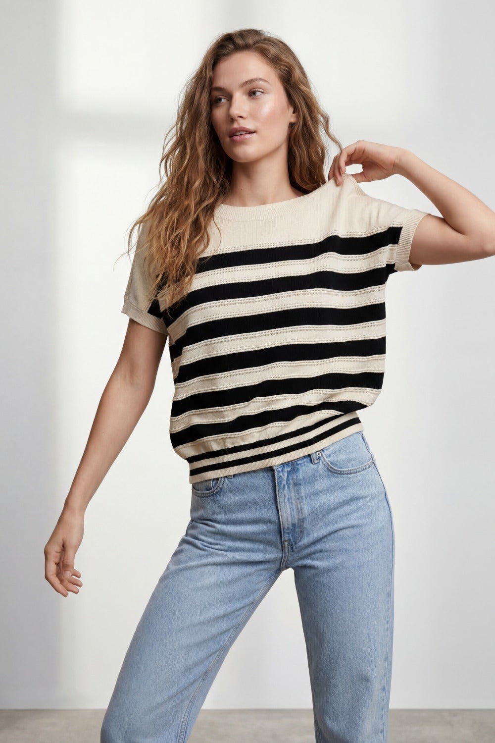 Maglia a maniche corte a righe beige e nere