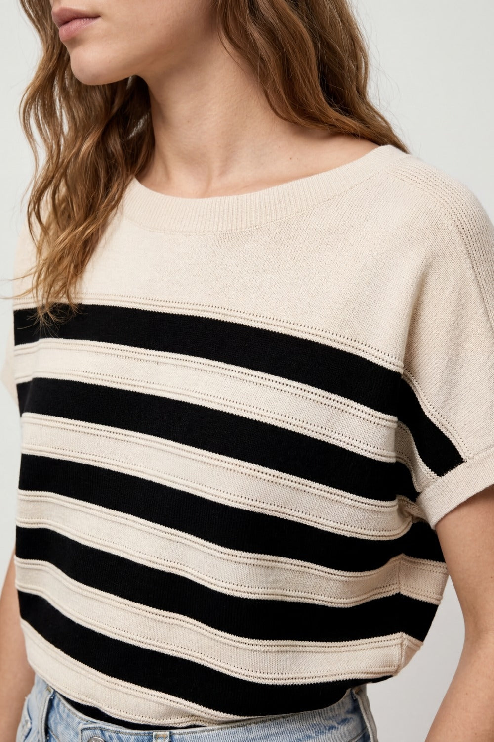 Maglia a maniche corte a righe beige e nere