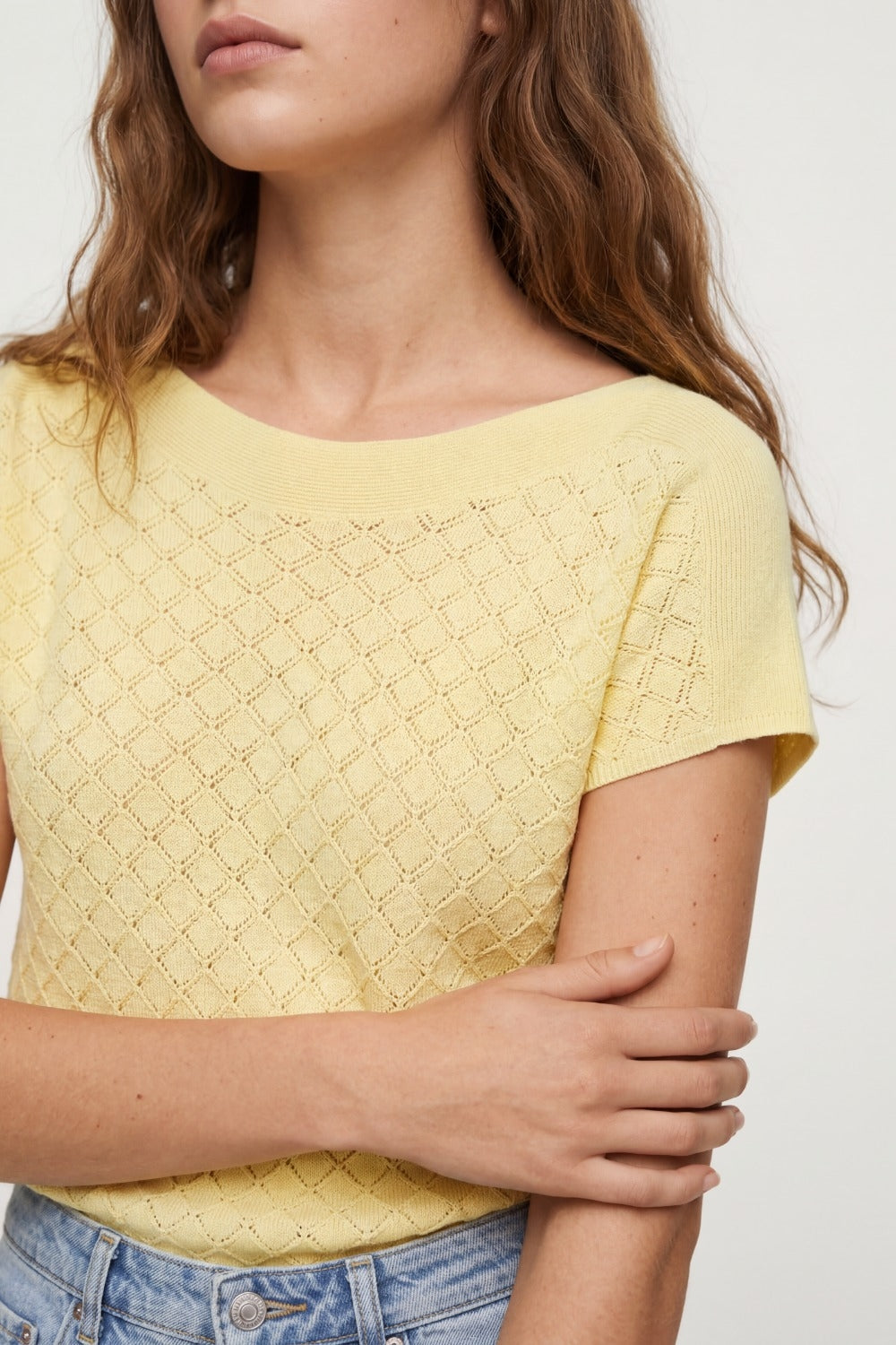 Maglia a maniche corte con motivo lavorato a maglia in giallo