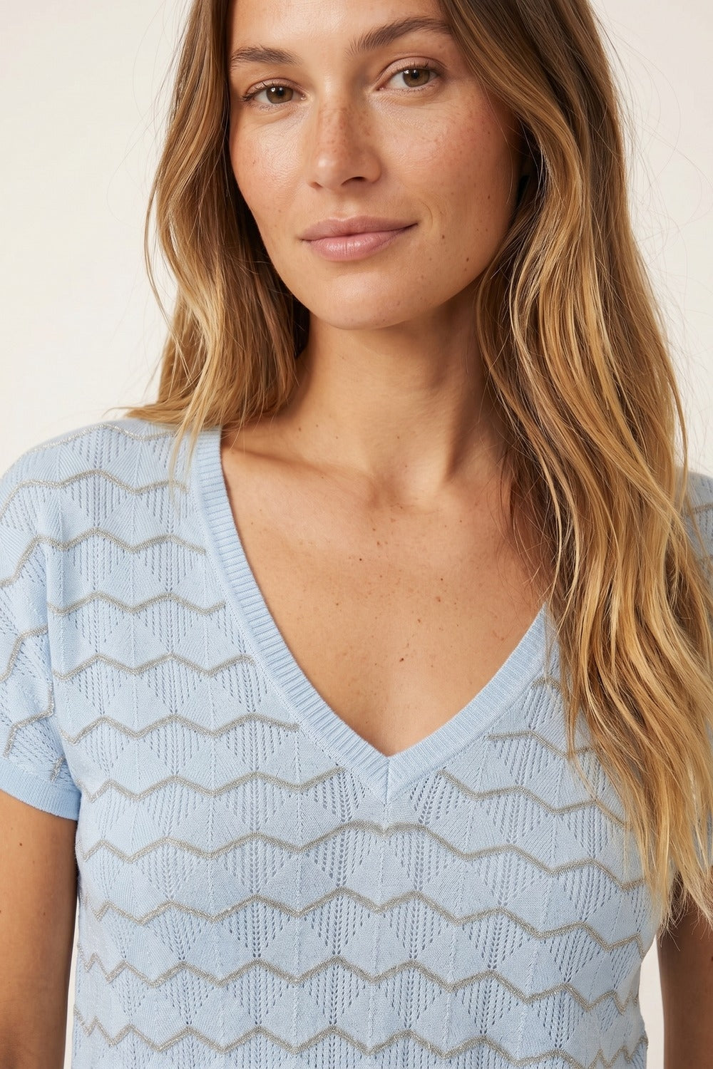 Maglia a Maniche Corte con Scollo a V e Motivo Chevron Azzurro Chiaro