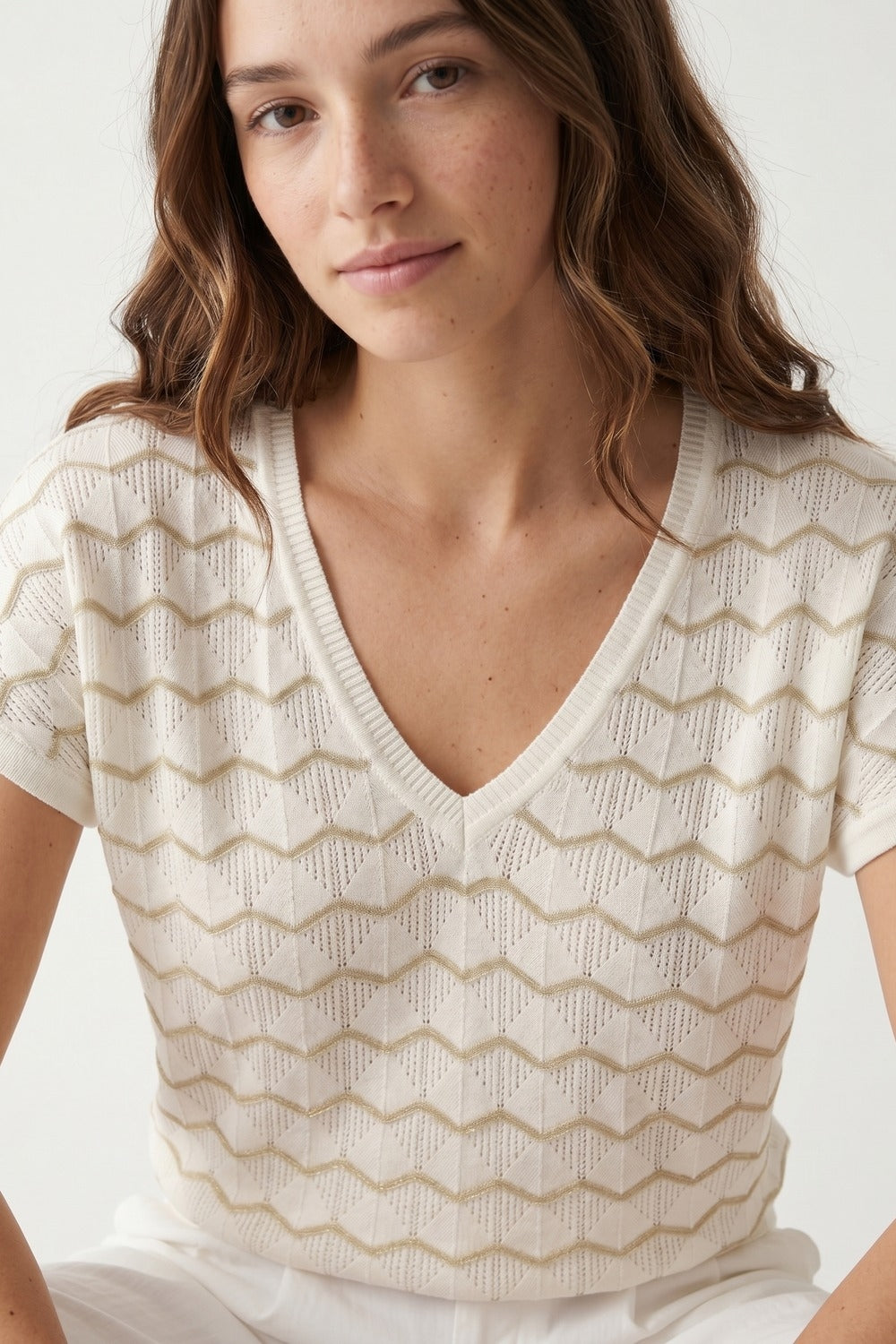 Maglia a Maniche Corte con Scollo a V e Vestibilità Regolare in Maglia Geo Crema