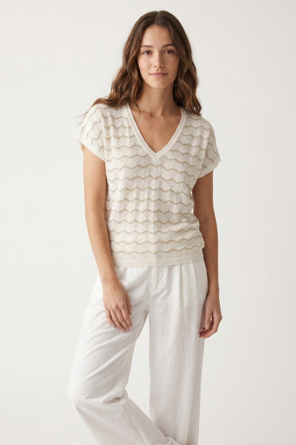 Maglia a Maniche Corte con Scollo a V e Vestibilità Regolare in Maglia Geo Crema