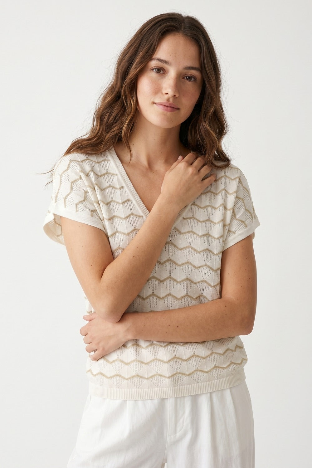 Maglia a Maniche Corte con Scollo a V e Vestibilità Regolare in Maglia Geo Crema