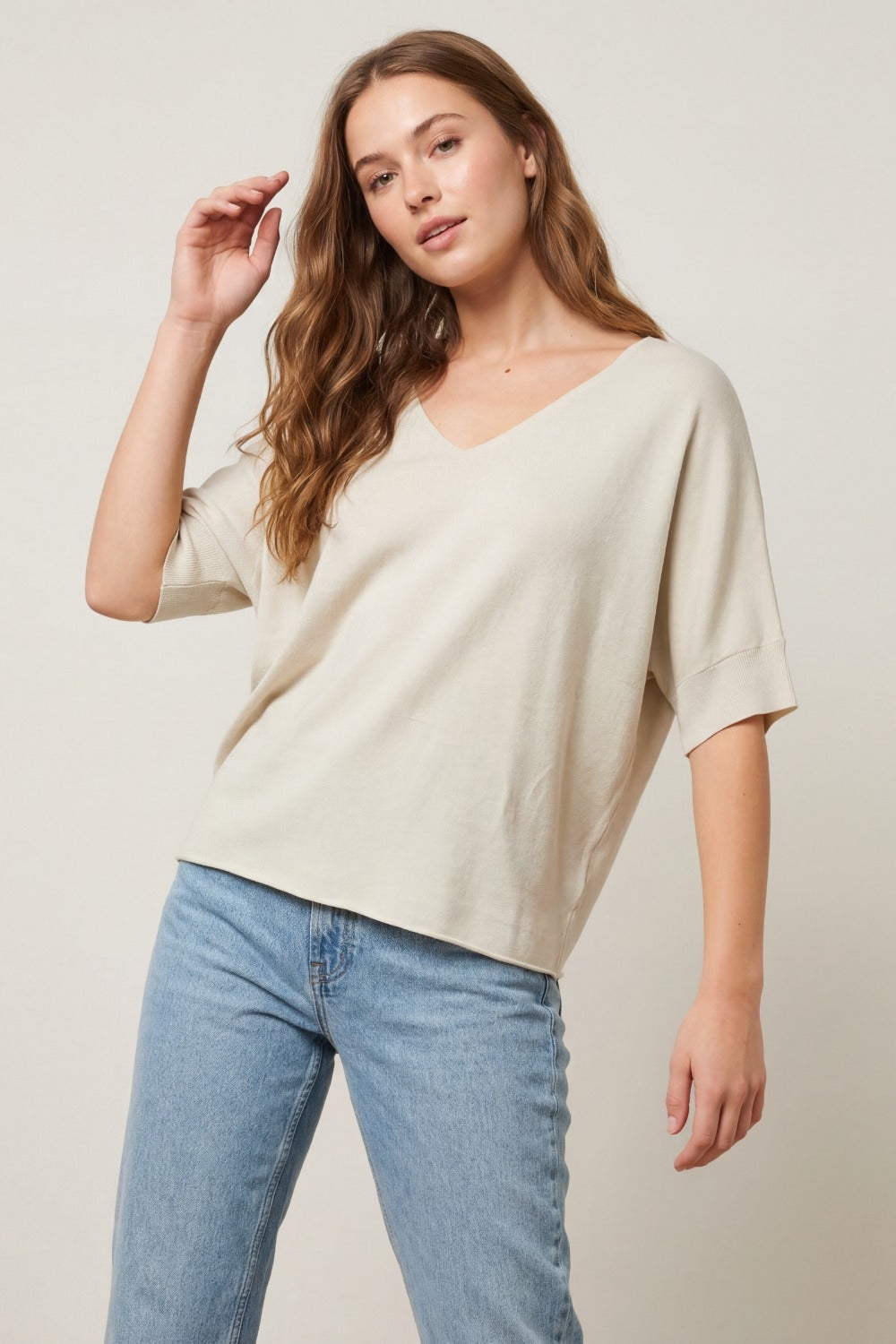 Maglia a maniche corte con scollo a V e vestibilitˆ rilassata in beige