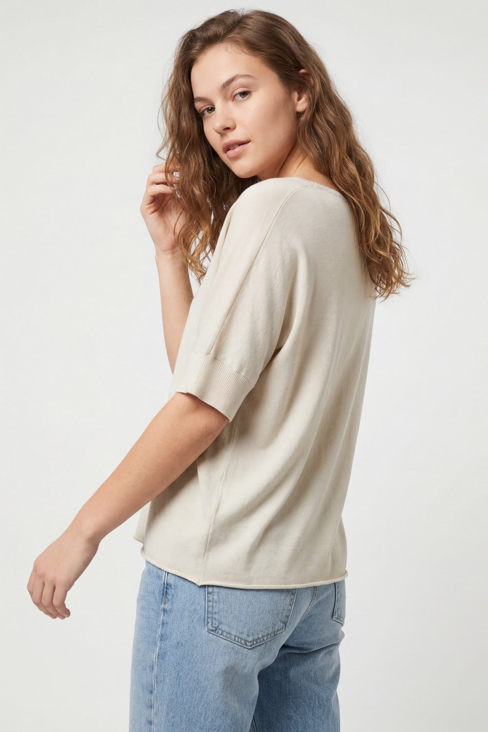 Maglia a maniche corte con scollo a V e vestibilitˆ rilassata in beige