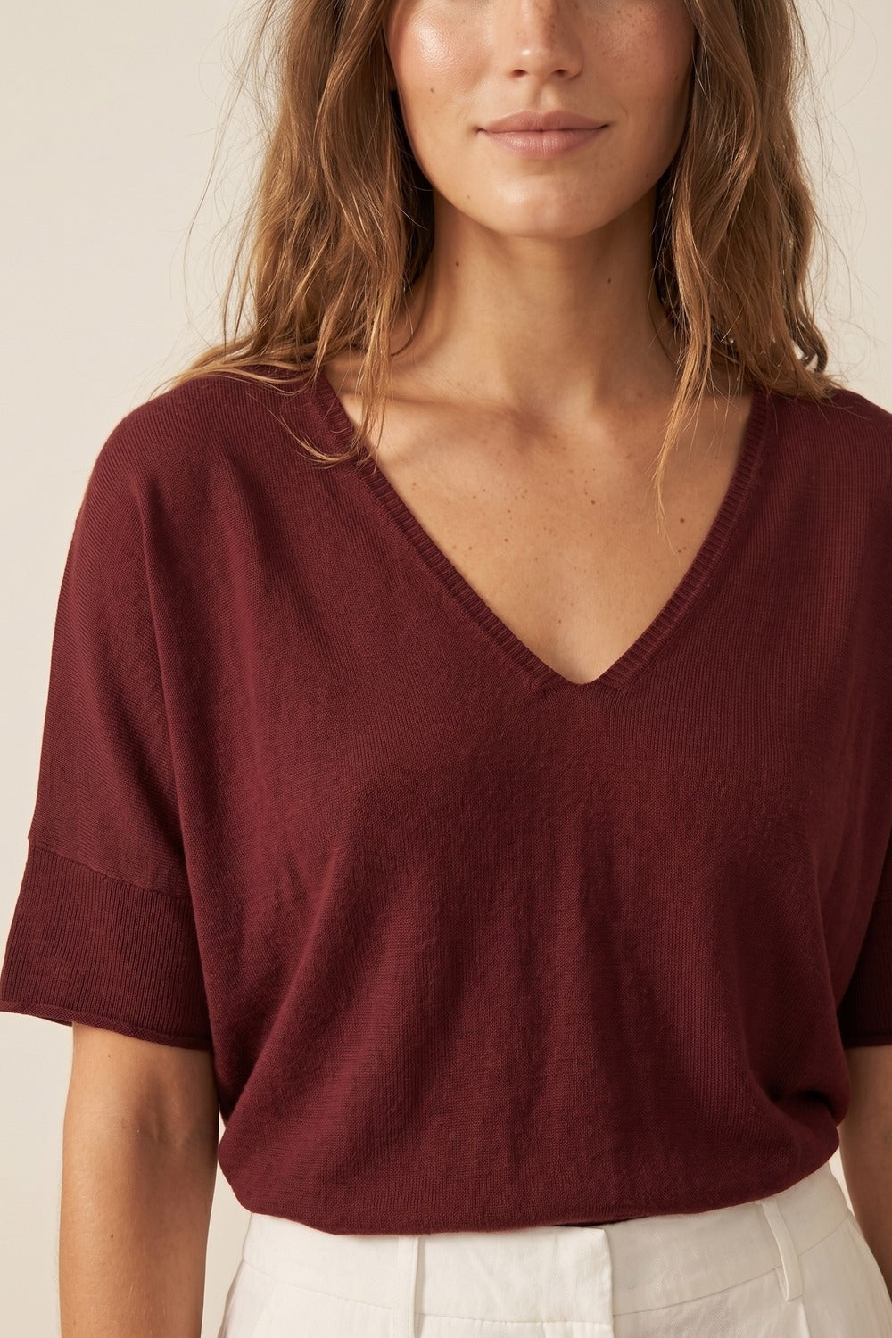 Maglia a Maniche Corte con Scollo a V in Maglia Rilassata Borgogna