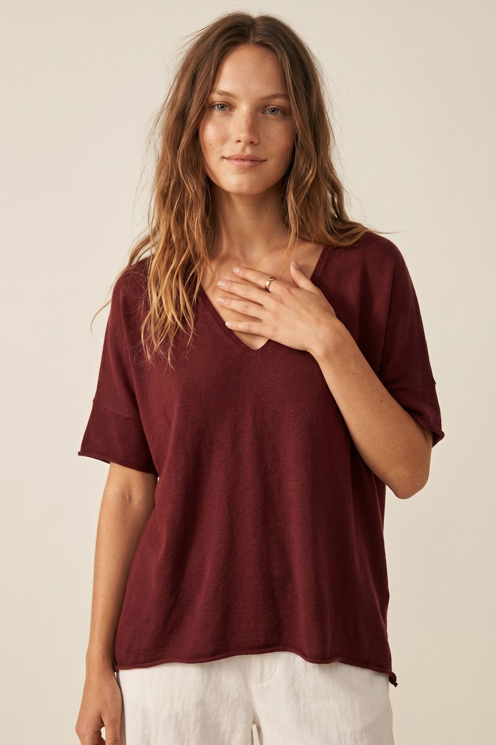 Maglia a Maniche Corte con Scollo a V in Maglia Rilassata Borgogna