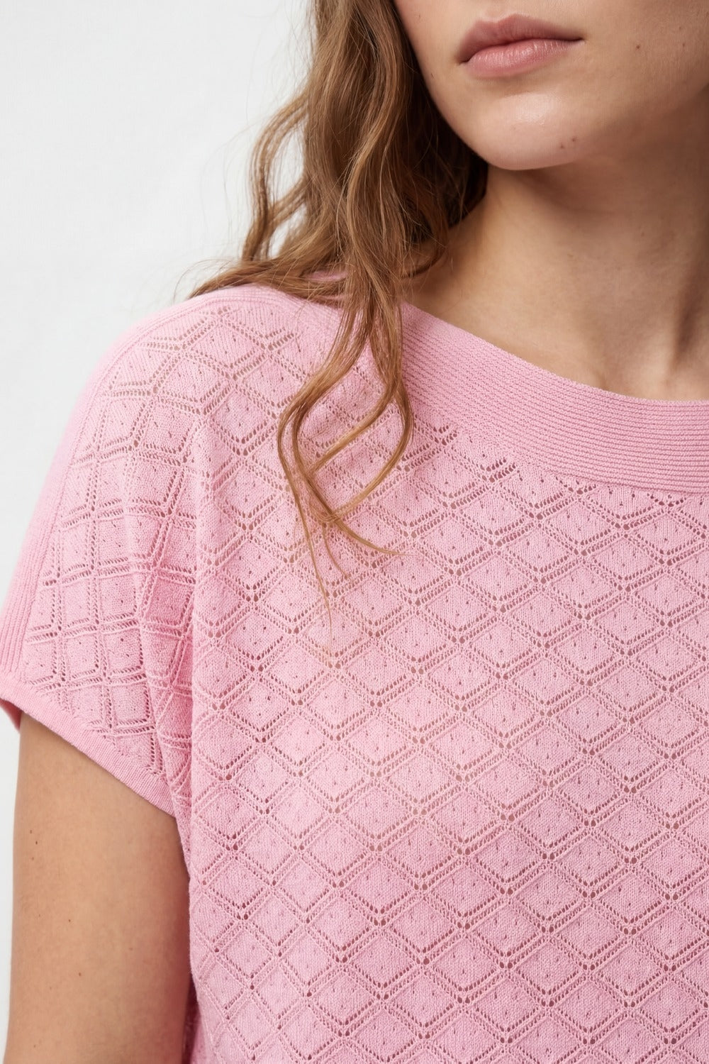 Maglia a maniche corte in maglia a trama con motivo in rosa