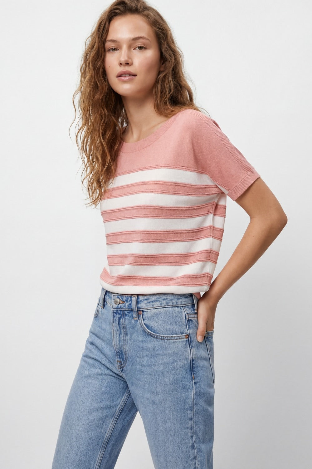 Maglia a righe fini a maniche corte in rosa