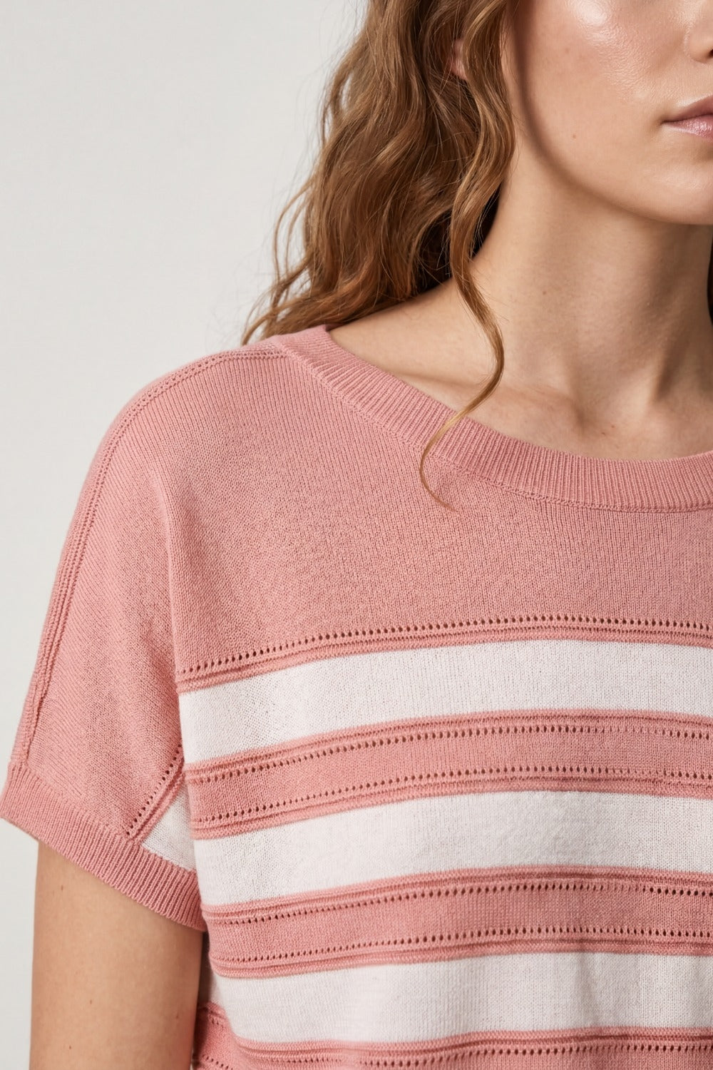 Maglia a righe fini a maniche corte in rosa