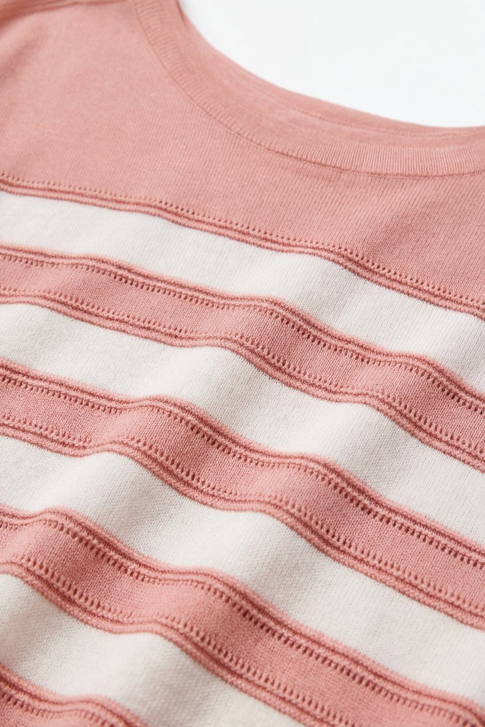 Maglia a righe fini a maniche corte in rosa