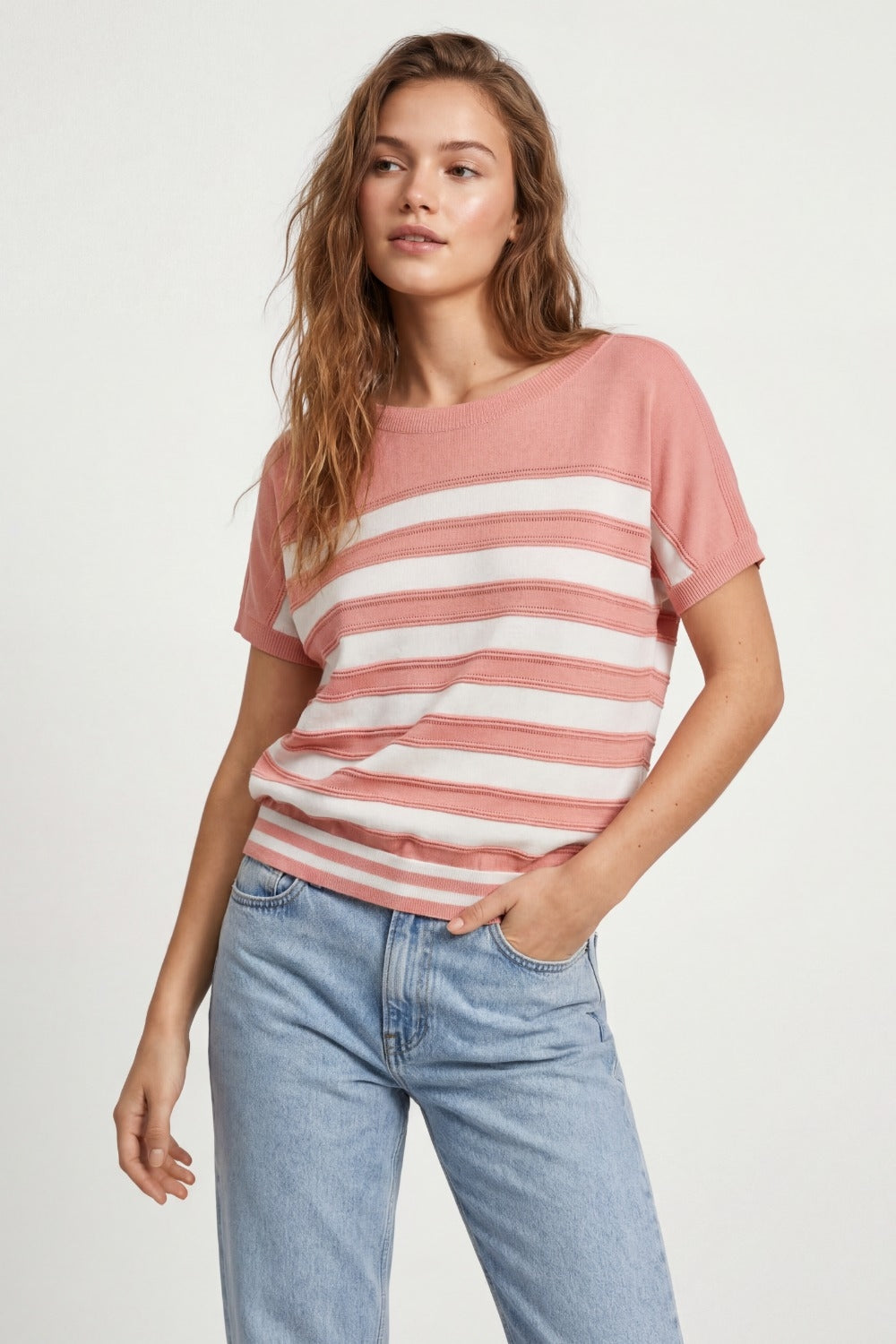 Maglia a righe fini a maniche corte in rosa