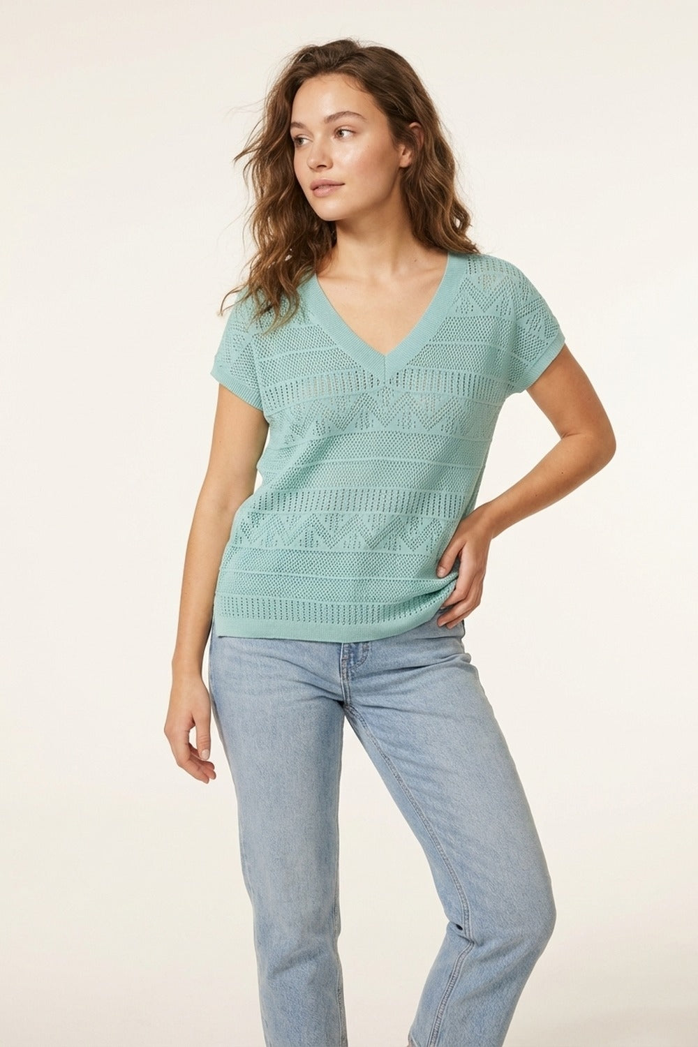 Maglia azzurra con scollo a V e maniche corte