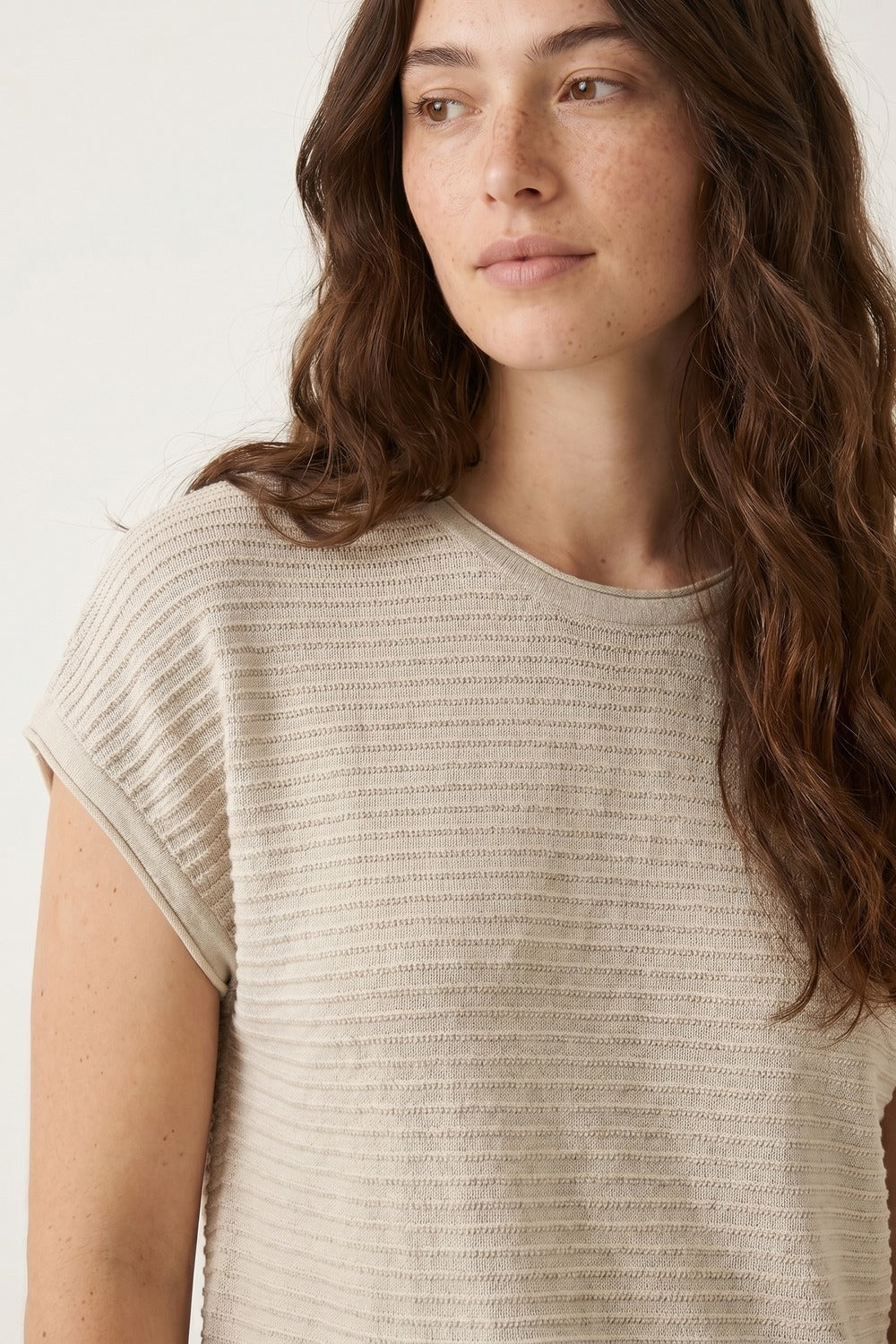 Maglia beige a coste aperta in maglia a maniche corte con vestibilità comoda