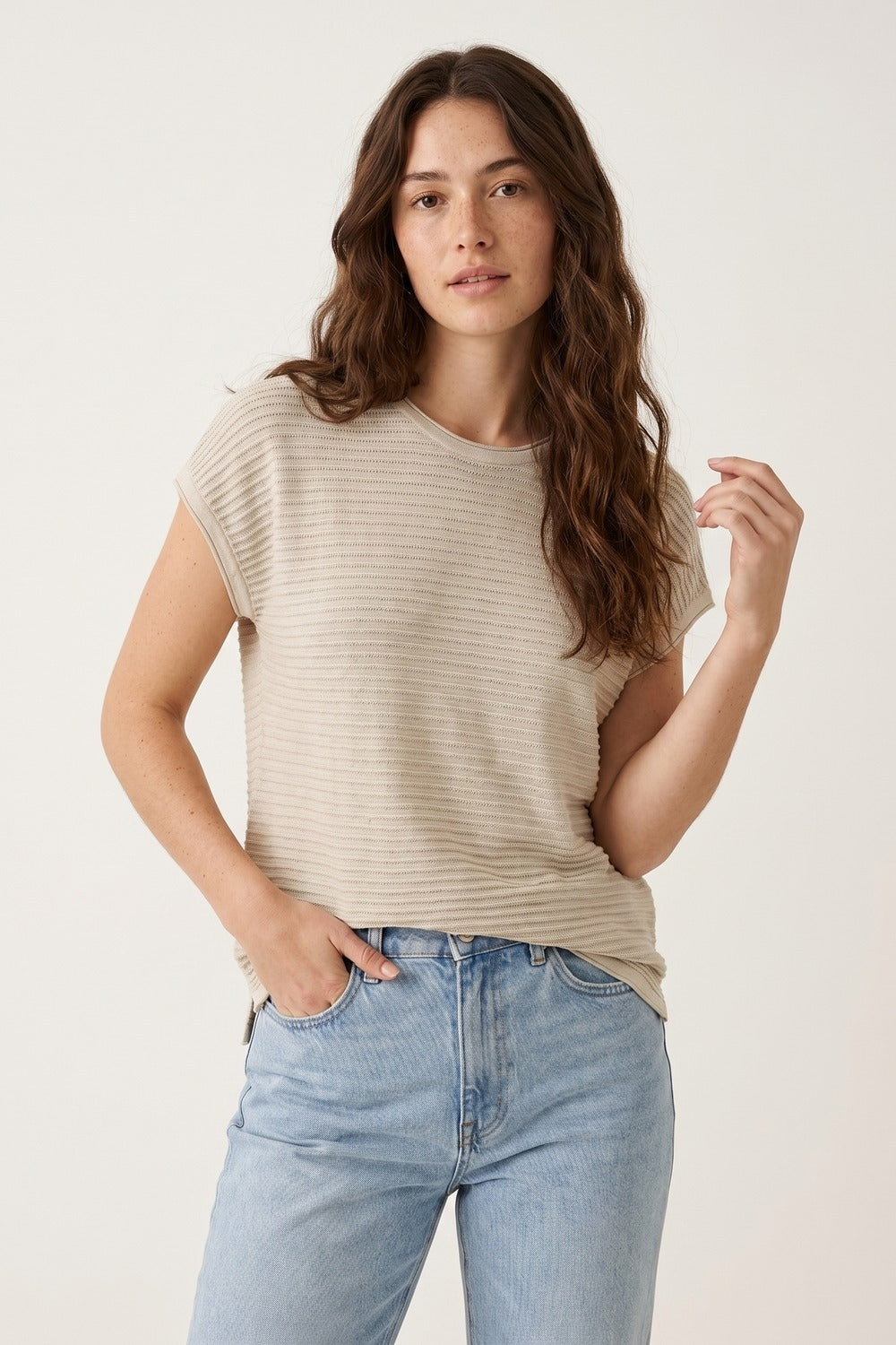 Maglia beige a coste aperta in maglia a maniche corte con vestibilità comoda