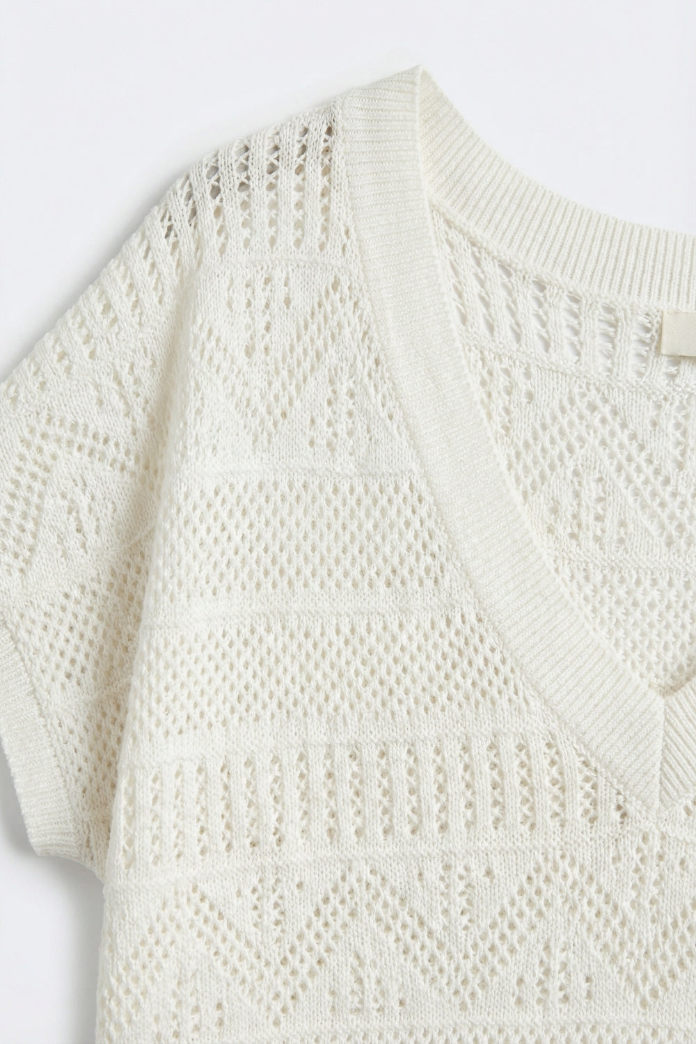 Maglia bianca aperta con scollo a V e maniche corte