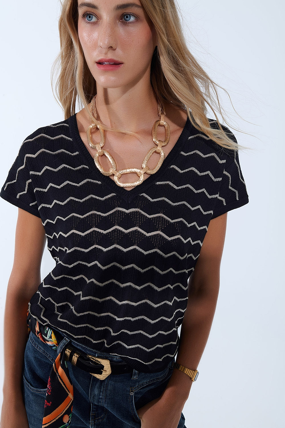 Maglia con scollo a V a zig zag e maniche scese in nero
