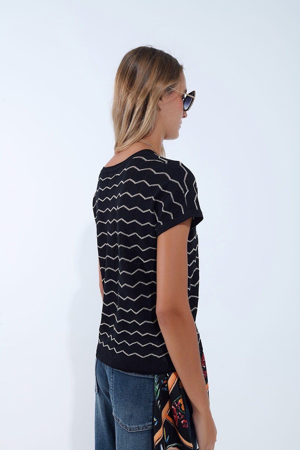 Maglia con scollo a V a zig zag e maniche scese in nero