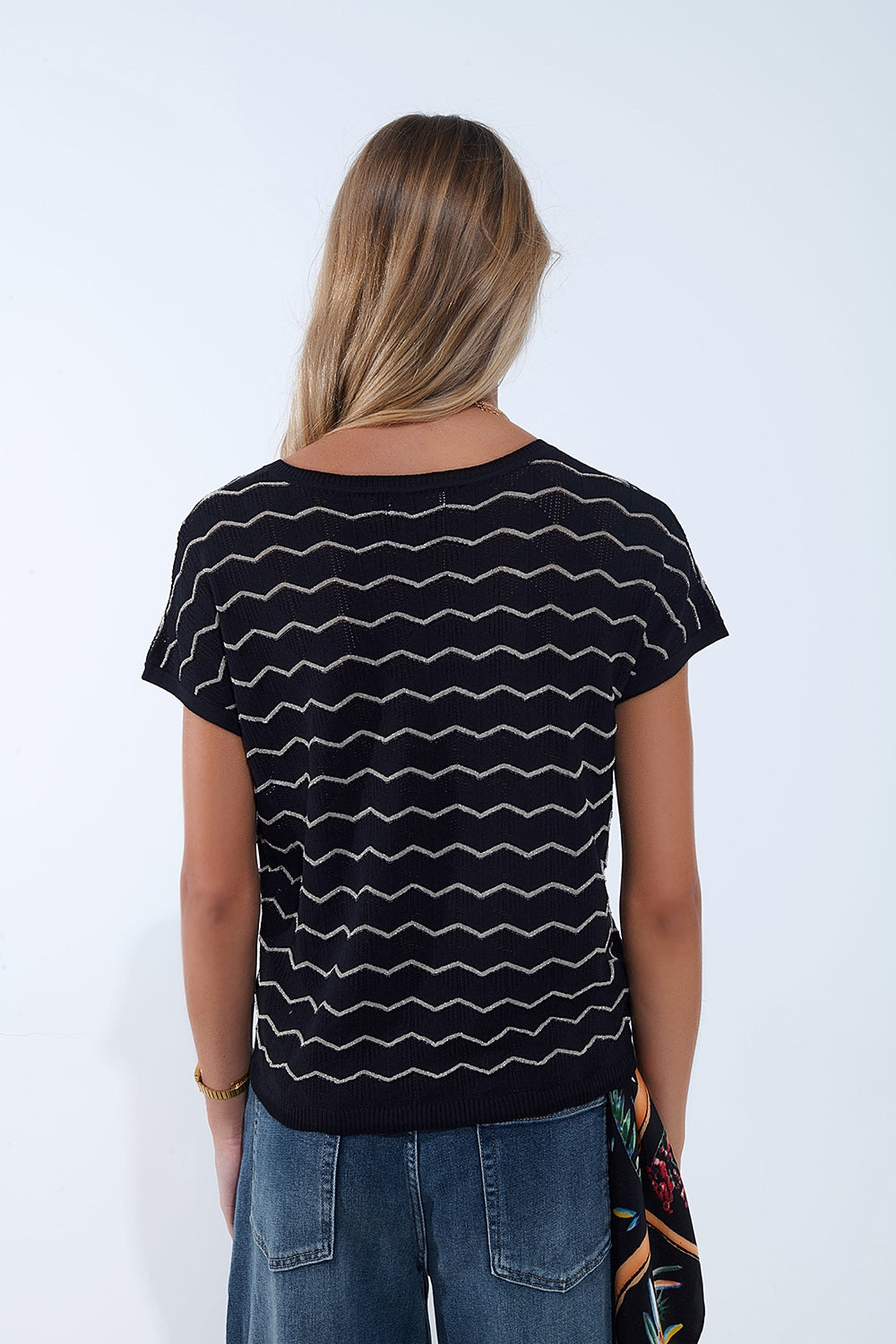 Maglia con scollo a V a zig zag e maniche scese in nero