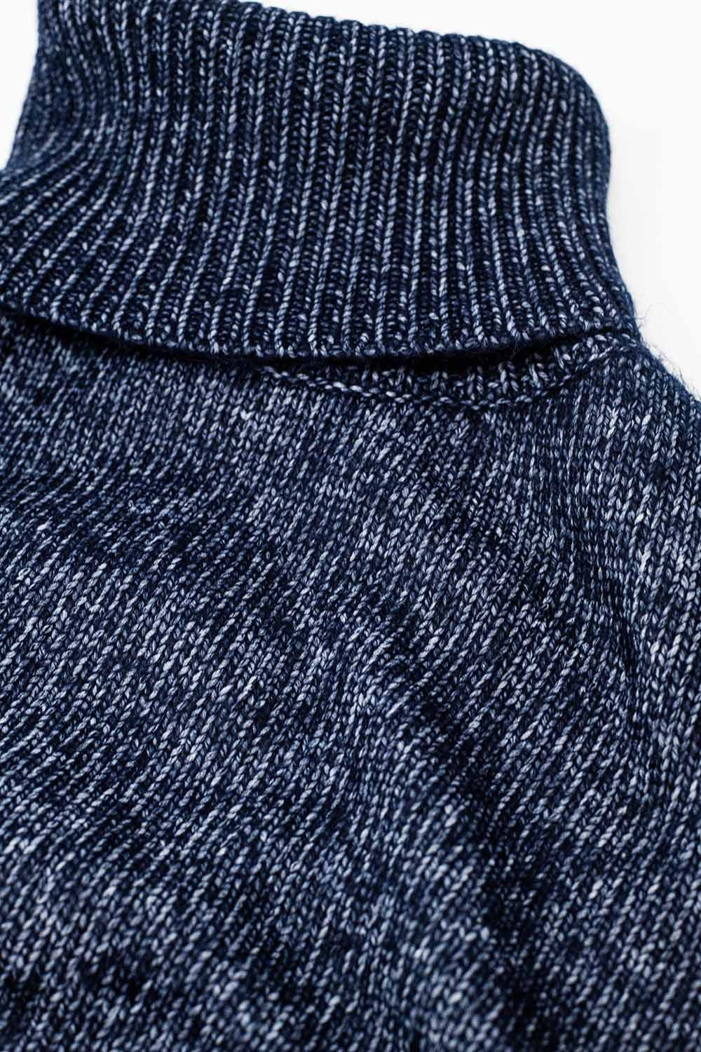 Maglia dolcevita blu con maniche scese