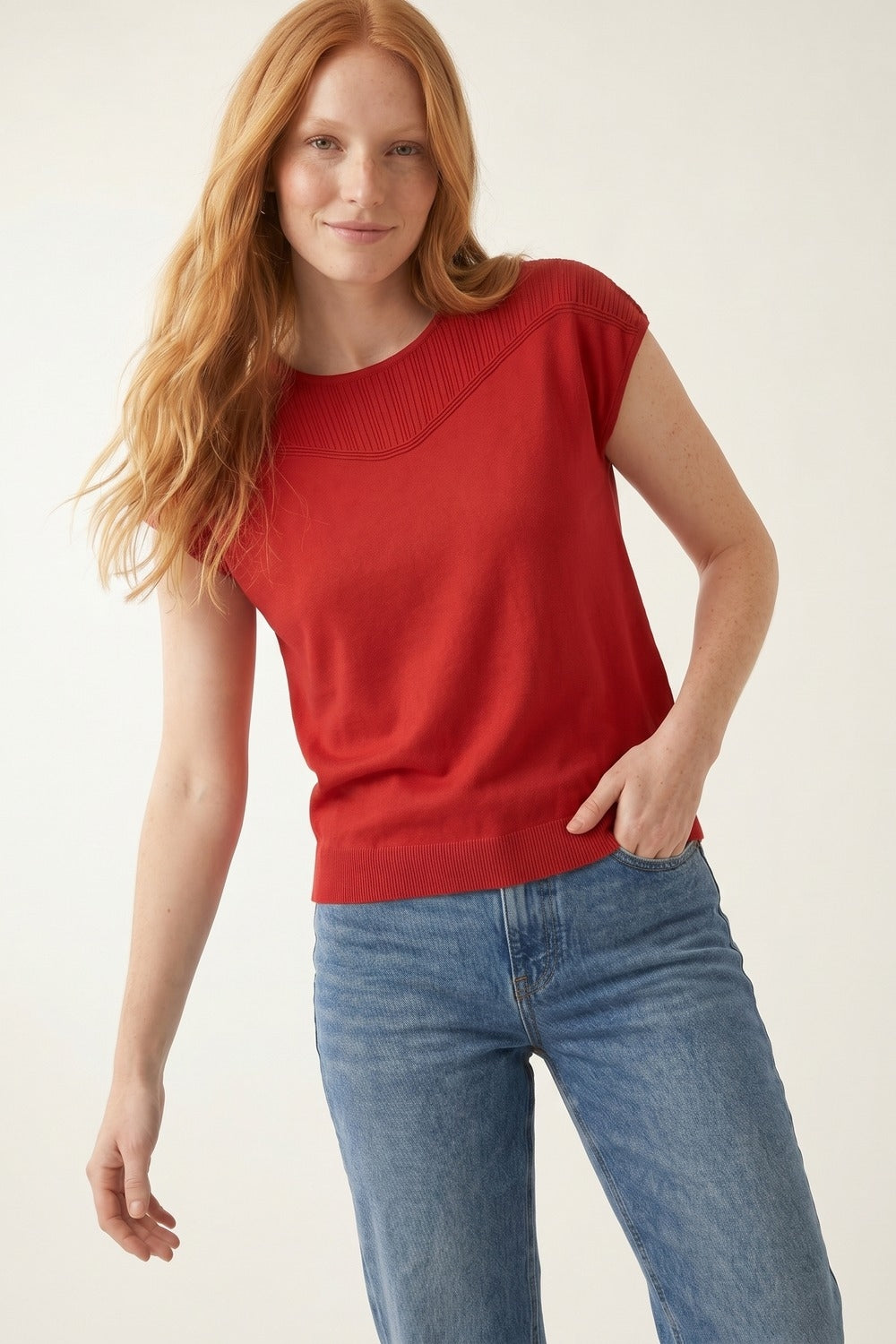 Maglia fine a coste con maniche a cappuccio di colore rosso