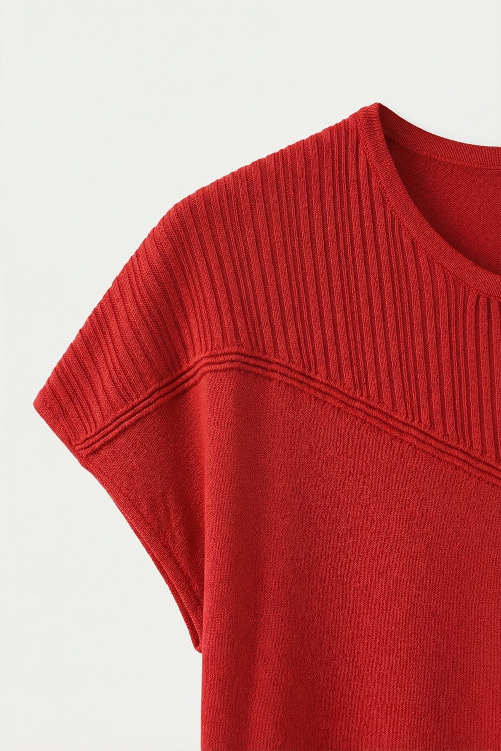 Maglia fine a coste con maniche a cappuccio di colore rosso