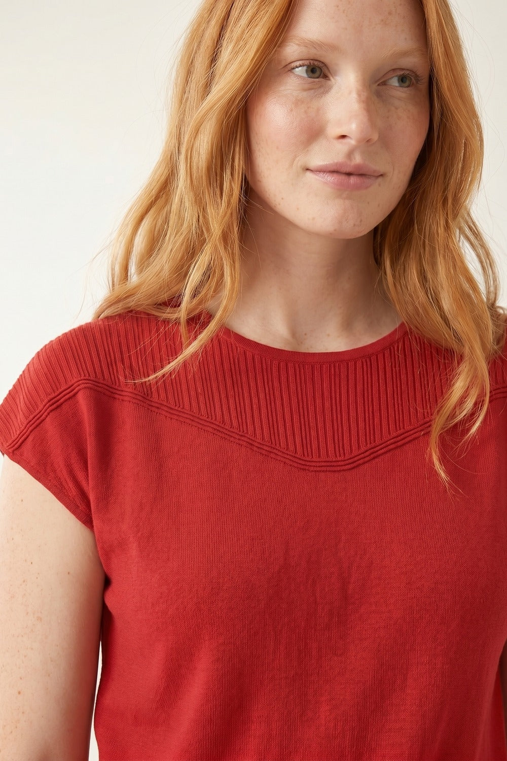 Maglia fine a coste con maniche a cappuccio di colore rosso