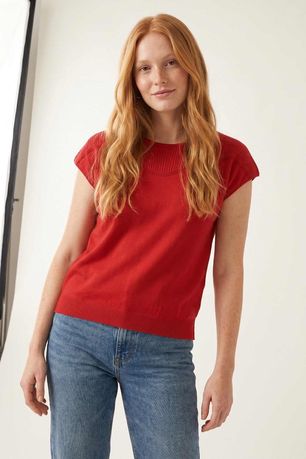 Maglia fine a coste con maniche a cappuccio di colore rosso