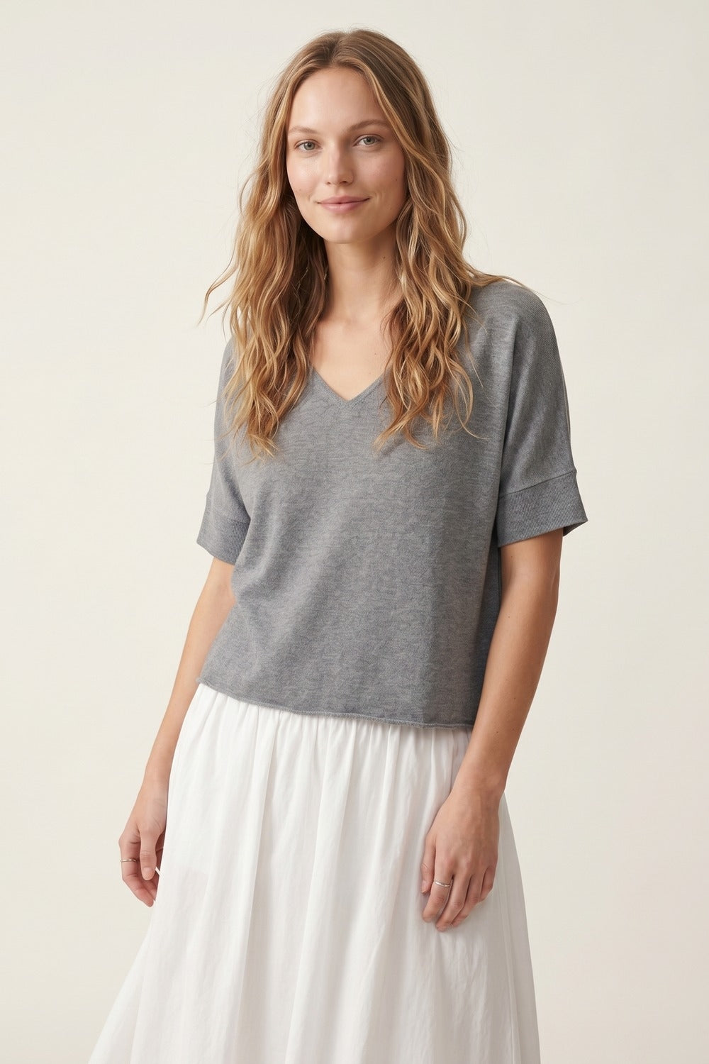 Maglia Grigia Rilassata a Maniche Corte con Scollo a V