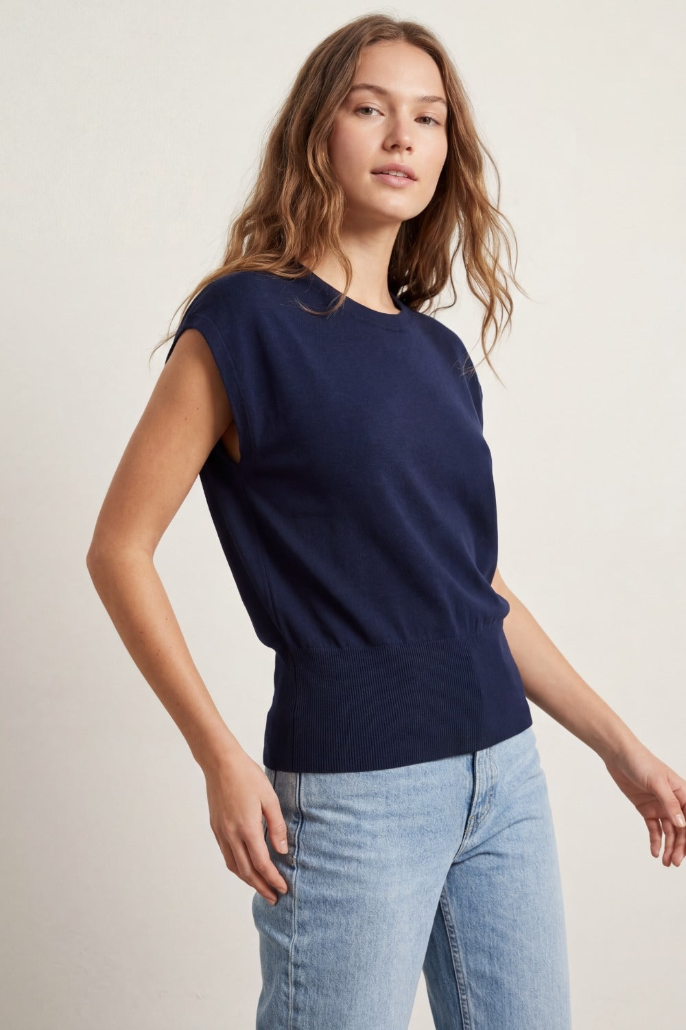 Maglia leggera in maglia con fascia in vita a coste larghe in blu navy