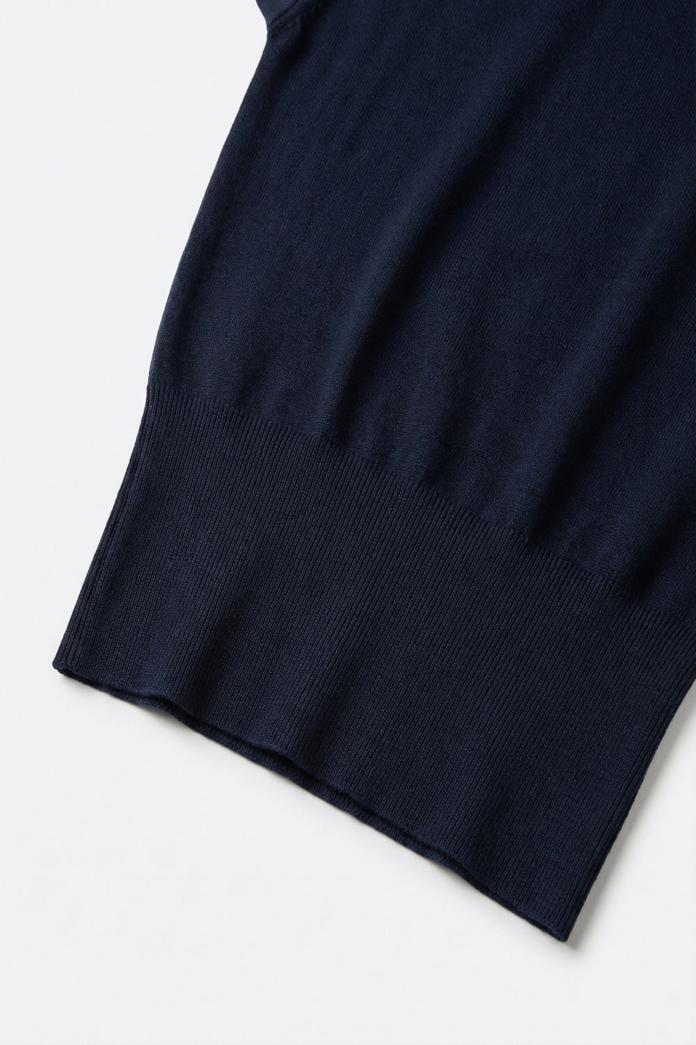 Maglia leggera in maglia con fascia in vita a coste larghe in blu navy
