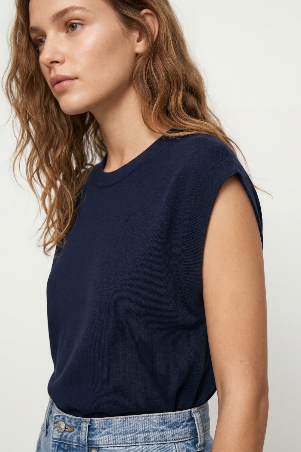 Maglia leggera in maglia con fascia in vita a coste larghe in blu navy