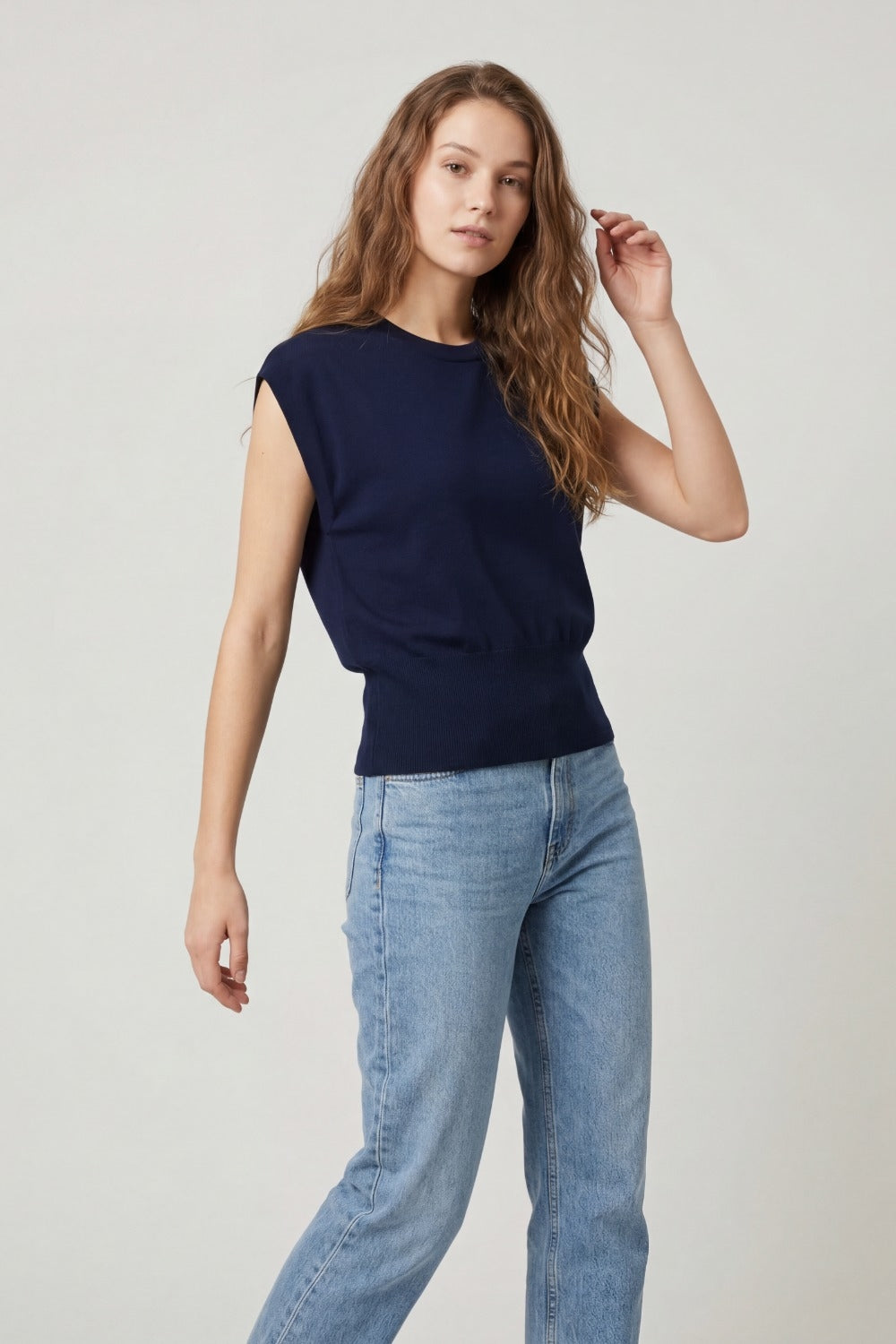 Maglia leggera in maglia con fascia in vita a coste larghe in blu navy