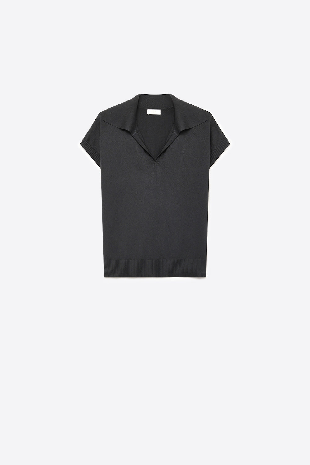 Q2 Maglia nera a collo polo in maglia fine con orlo a coste e vestibilità regolare