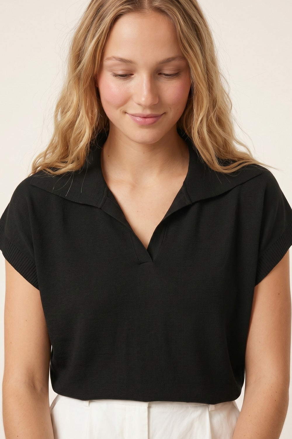 Maglia nera a collo polo in maglia fine con orlo a coste e vestibilità regolare
